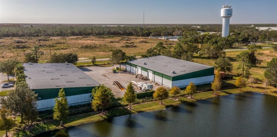 Commercial property in Kissimmee, Florida 2341.14 sq.m. № 2235343