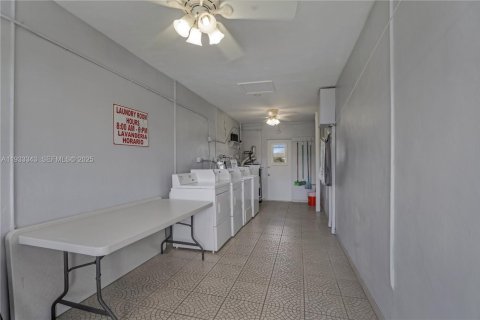 Condo in Pembroke Pines, Florida, 2 bedrooms  № 1991391 - photo 24