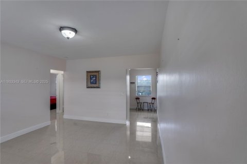 Condo in Pembroke Pines, Florida, 2 bedrooms  № 1991391 - photo 5