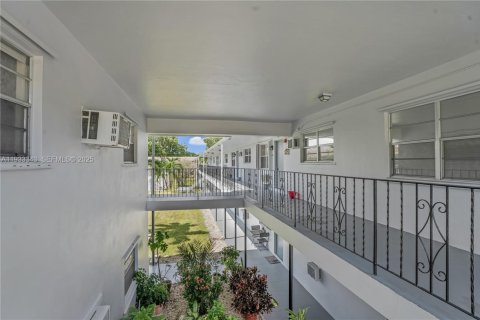 Condo in Pembroke Pines, Florida, 2 bedrooms  № 1991391 - photo 20