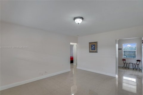 Condo in Pembroke Pines, Florida, 2 bedrooms  № 1991391 - photo 9