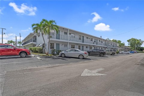 Condo in Pembroke Pines, Florida, 2 bedrooms  № 1991391 - photo 2