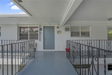 Condo in Pembroke Pines, Florida, 2 bedrooms  № 1991391 - photo 18