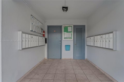 Condo in Pembroke Pines, Florida, 2 bedrooms  № 1991391 - photo 25