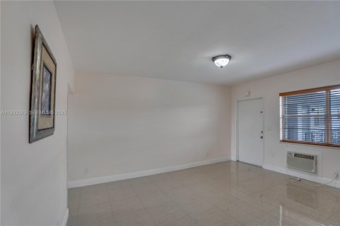 Condo in Pembroke Pines, Florida, 2 bedrooms  № 1991391 - photo 4