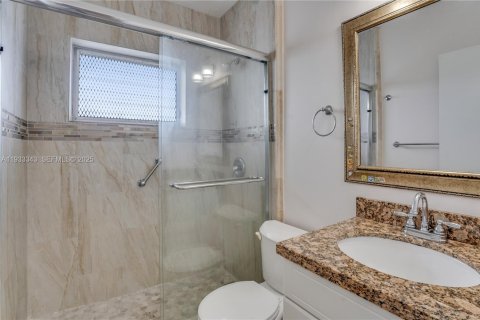 Condo in Pembroke Pines, Florida, 2 bedrooms  № 1991391 - photo 12
