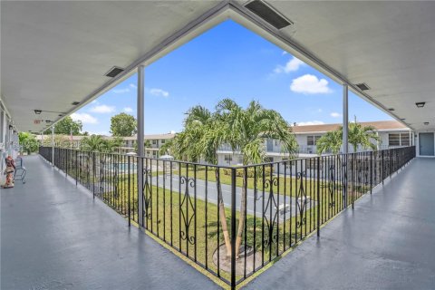 Condo in Pembroke Pines, Florida, 2 bedrooms  № 1991391 - photo 19