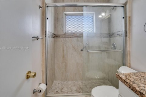 Condo in Pembroke Pines, Florida, 2 bedrooms  № 1991391 - photo 13