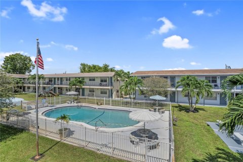 Condo in Pembroke Pines, Florida, 2 bedrooms  № 1991391 - photo 23