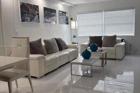 Condominio en venta en Miami, Florida, 1 dormitorio, 65.77 m2 № 2034715 - foto 2