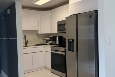 Condominio en Miami, Florida, 1 dormitorio  № 2034715