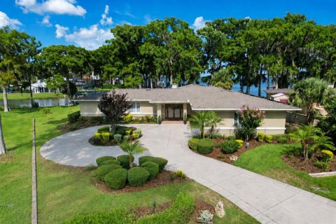 House in Leesburg, Florida 2 bedrooms, 273.6 sq.m. № 2150388