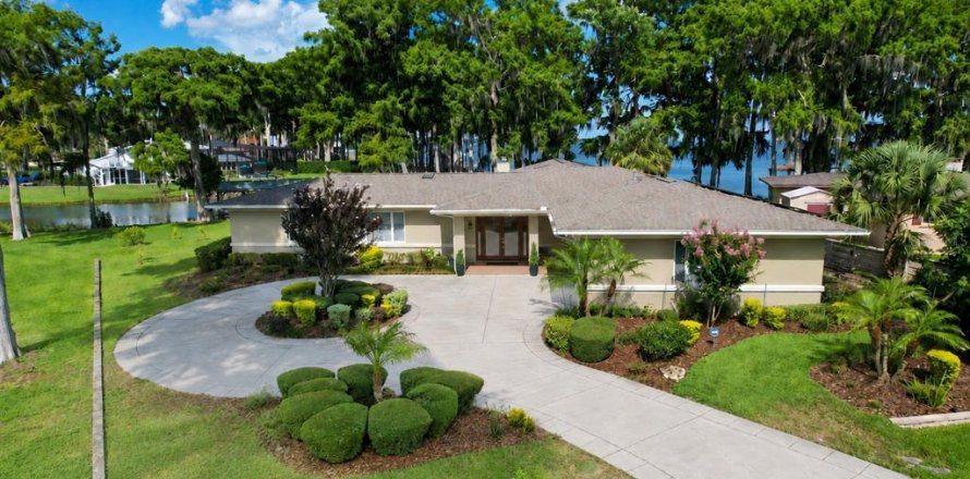 House in Leesburg, Florida 2 bedrooms, 273.6 sq.m. № 2150388