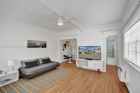 Condo in Miami Beach, Florida  № 1875083 - photo 1