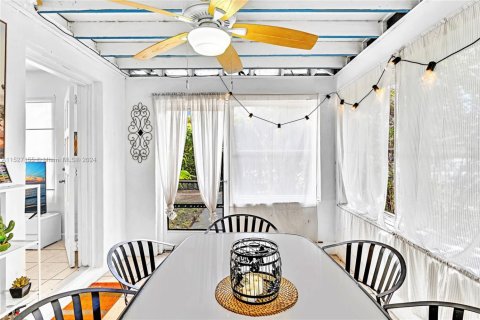 House in North Miami, Florida 2 bedrooms, 78.04 sq.m. № 1703960 - photo 3