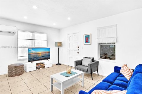 House in North Miami, Florida 2 bedrooms, 78.04 sq.m. № 1703960 - photo 12