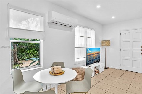 House in North Miami, Florida 2 bedrooms, 78.04 sq.m. № 1703960 - photo 4