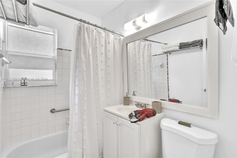 House in North Miami, Florida 2 bedrooms, 78.04 sq.m. № 1703960 - photo 5