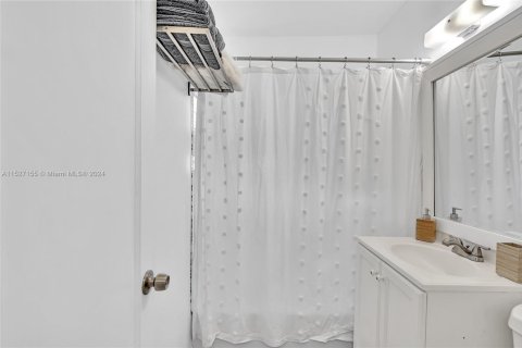 House in North Miami, Florida 2 bedrooms, 78.04 sq.m. № 1703960 - photo 15