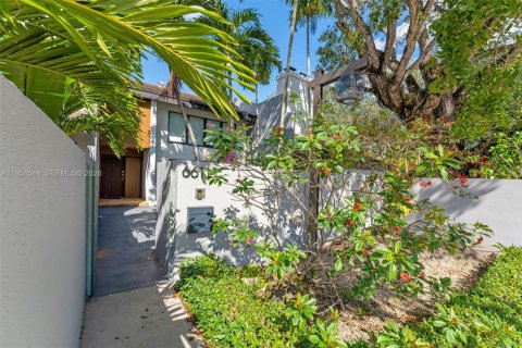 Townhouse in South Miami, Florida 3 bedrooms, 204.38 sq.m. № 2011040 - photo 8