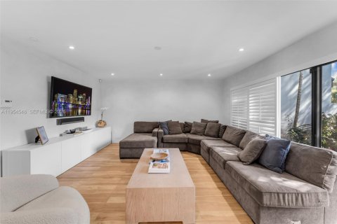 Townhouse in South Miami, Florida 3 bedrooms, 204.38 sq.m. № 2011040 - photo 19