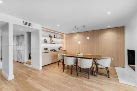 Townhouse in South Miami, Florida 3 bedrooms, 204.38 sq.m. № 2011040