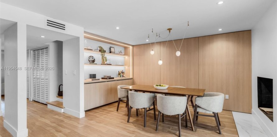 Townhouse in South Miami, Florida 3 bedrooms, 204.38 sq.m. № 2011040