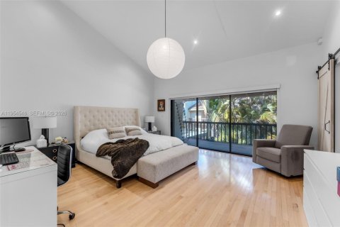 Townhouse in South Miami, Florida 3 bedrooms, 204.38 sq.m. № 2011040 - photo 27