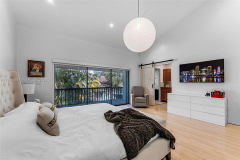 Townhouse in South Miami, Florida 3 bedrooms, 204.38 sq.m. № 2011040 - photo 4