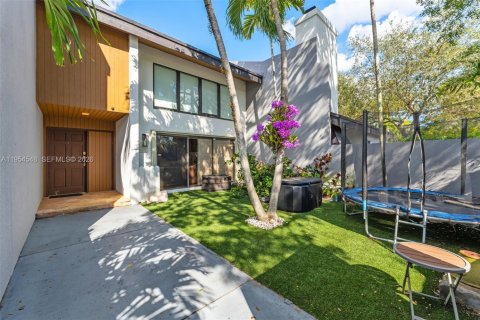 Townhouse in South Miami, Florida 3 bedrooms, 204.38 sq.m. № 2011040 - photo 9