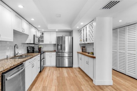 Townhouse in South Miami, Florida 3 bedrooms, 204.38 sq.m. № 2011040 - photo 15