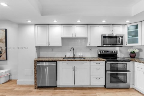 Townhouse in South Miami, Florida 3 bedrooms, 204.38 sq.m. № 2011040 - photo 14