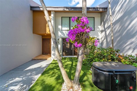 Townhouse in South Miami, Florida 3 bedrooms, 204.38 sq.m. № 2011040 - photo 10
