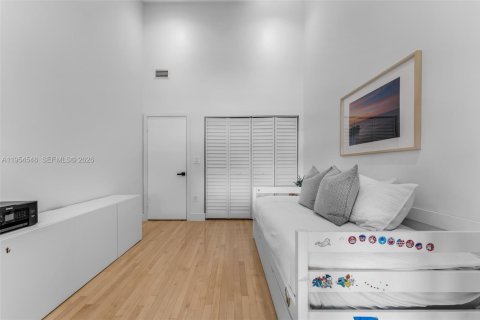 Townhouse in South Miami, Florida 3 bedrooms, 204.38 sq.m. № 2011040 - photo 26