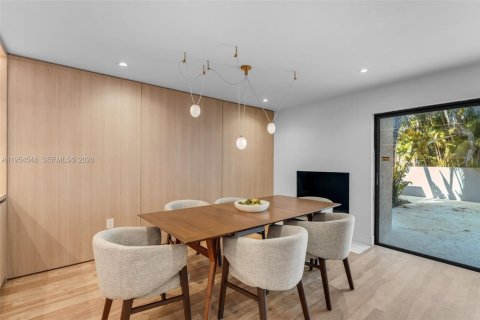 Townhouse in South Miami, Florida 3 bedrooms, 204.38 sq.m. № 2011040 - photo 13