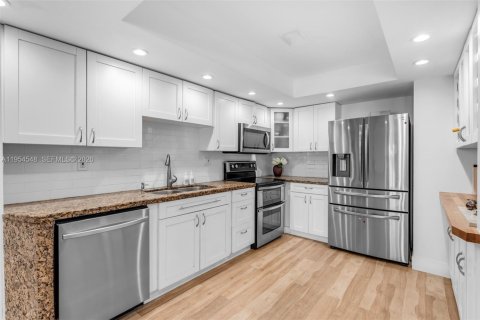 Townhouse in South Miami, Florida 3 bedrooms, 204.38 sq.m. № 2011040 - photo 17