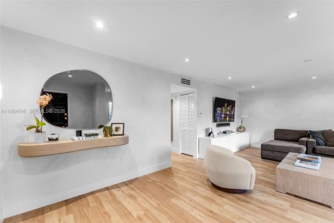 Townhouse in South Miami, Florida 3 bedrooms, 204.38 sq.m. № 2011040 - photo 21