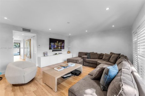 Townhouse in South Miami, Florida 3 bedrooms, 204.38 sq.m. № 2011040 - photo 3