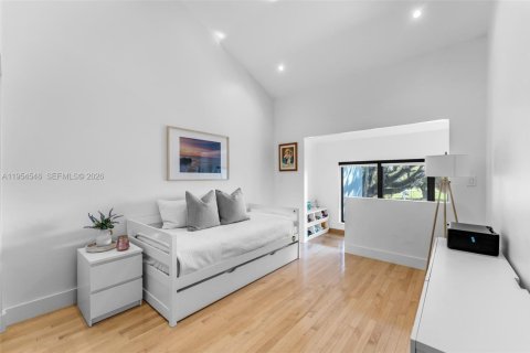 Townhouse in South Miami, Florida 3 bedrooms, 204.38 sq.m. № 2011040 - photo 6