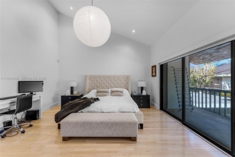 Townhouse in South Miami, Florida 3 bedrooms, 204.38 sq.m. № 2011040 - photo 28