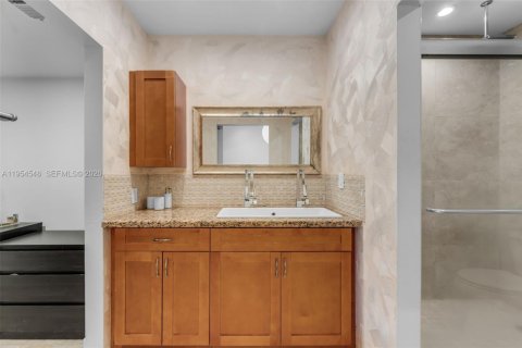 Townhouse in South Miami, Florida 3 bedrooms, 204.38 sq.m. № 2011040 - photo 29