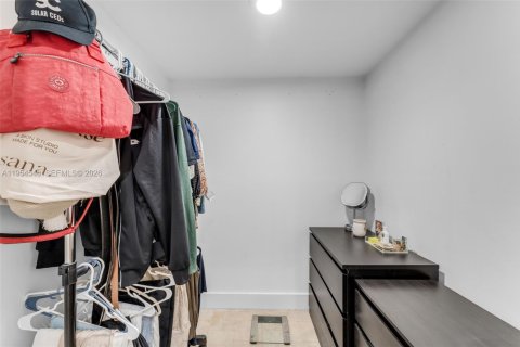 Townhouse in South Miami, Florida 3 bedrooms, 204.38 sq.m. № 2011040 - photo 30