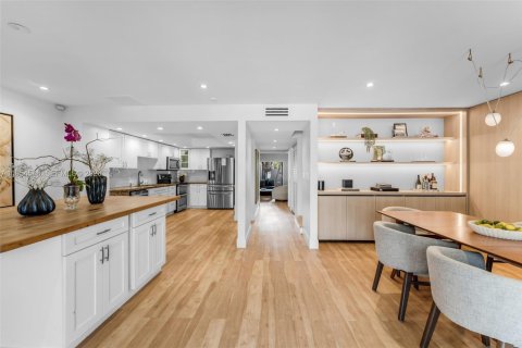 Townhouse in South Miami, Florida 3 bedrooms, 204.38 sq.m. № 2011040 - photo 2