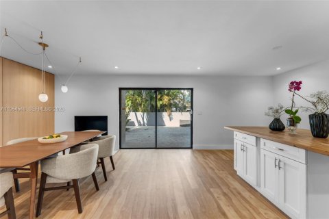 Townhouse in South Miami, Florida 3 bedrooms, 204.38 sq.m. № 2011040 - photo 12