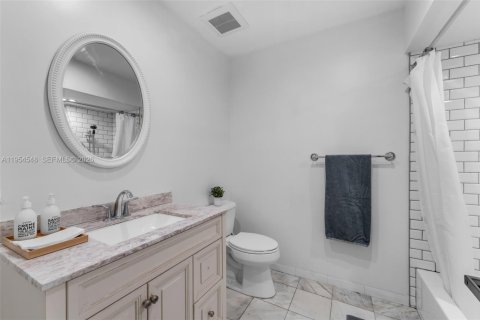 Townhouse in South Miami, Florida 3 bedrooms, 204.38 sq.m. № 2011040 - photo 23