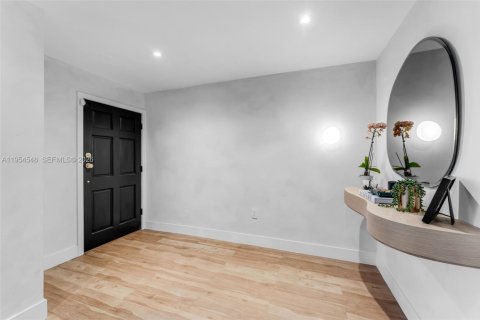 Townhouse in South Miami, Florida 3 bedrooms, 204.38 sq.m. № 2011040 - photo 20