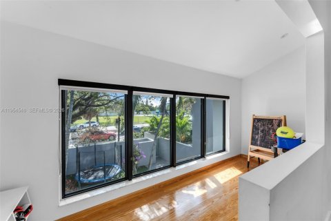 Townhouse in South Miami, Florida 3 bedrooms, 204.38 sq.m. № 2011040 - photo 25