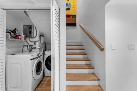 Townhouse in South Miami, Florida 3 bedrooms, 204.38 sq.m. № 2011040 - photo 22