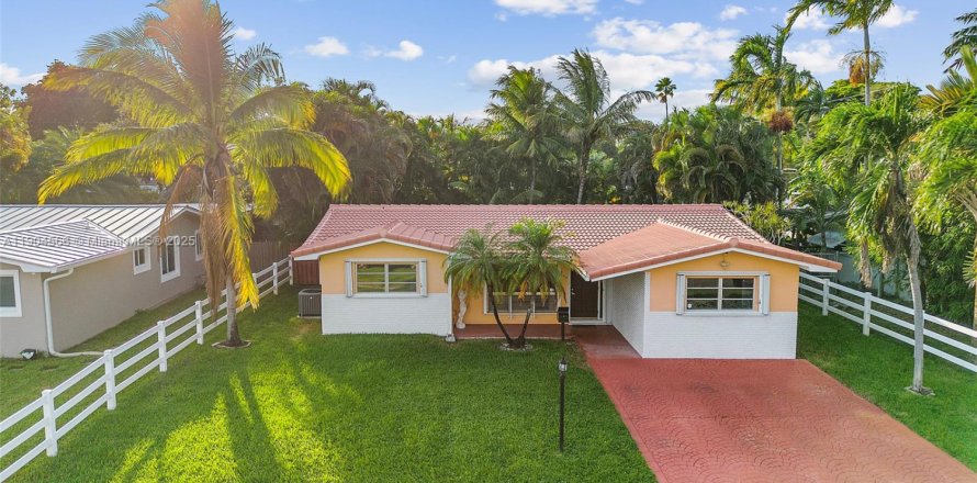 House in Hollywood, Florida 3 bedrooms, 133.69 sq.m. № 1955854