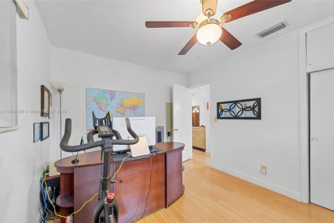 House in Hollywood, Florida 3 bedrooms, 133.69 sq.m. № 1955854 - photo 25